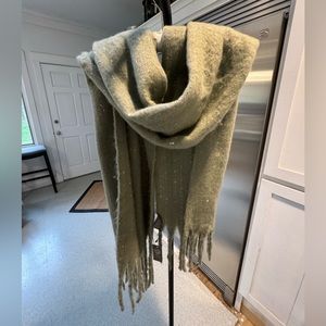 🆕Vince Camuto: Sage wrap/scarf